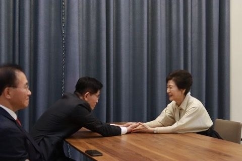 김문수 국민의힘 대선 후보는 24일 오후 대구 달성군 박근혜 전 대통령 사저를 방문해 박 전 대통령을 예방했다. (사진=국민의힘 제공)