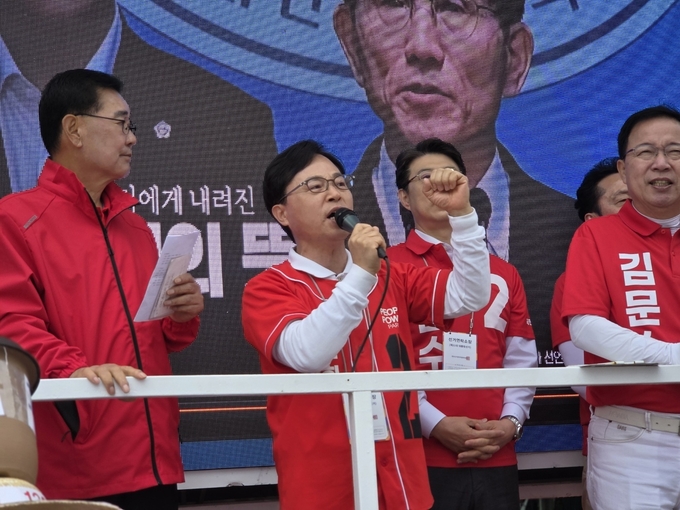 4일 성남 모란5일장에서 열린 국민의힘 총력유세 현장에서 윤용근 국민의힘 성남 중원 당협위원장이 연설을 하고 있다. (사진=국민의힘 성남중원당원협의회 제공)