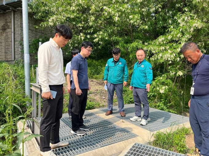 박영덕 시흥시 안전교통국장은 “기후변화로 인해 예측이 어려운 국지성 집중호우가 잦아지고 있는 만큼, 선제적인 점검과 관리가 매우 중요하다”라며, “시민들의 생명과 재산을 지키기 위해 도로 침수 예방에 최선을 다 하겠다”라고 강조했다. (사진=시흥시 제공).