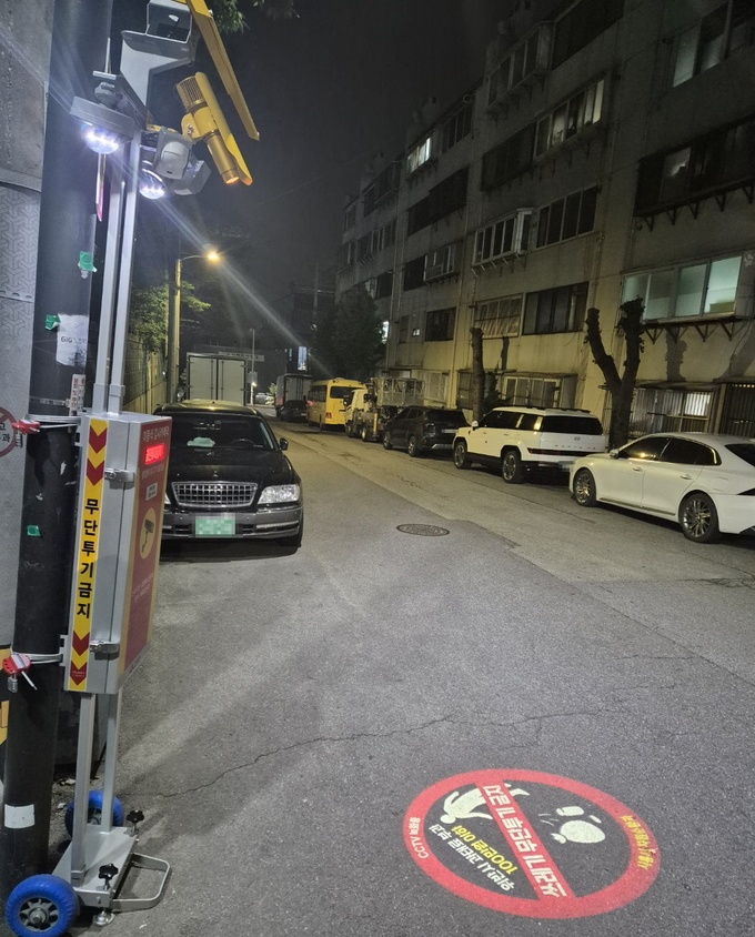 시흥시는 ‘이동식 감시카메라’ 8대와 바닥 투사형 경고 장비인 ‘로고라이트’ 2대를 새롭게 도입했다. (사진=시흥시 제공)