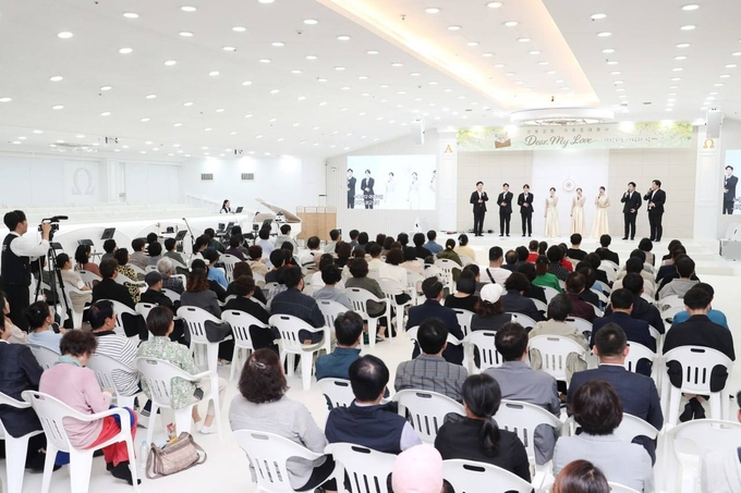 경기도 하남시 강동교회에서 가족 초청 행사 오픈하우스가 열린 가운데, 참석자들이 중창단의 공연을 관람하고 있다. (사진=신천지 강동교회 제공)