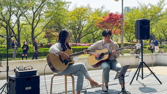 경기도미술관 버스킹 '찰랑, 찬란한 기억' 공연 모습. (사진=경기문화재단 제공)
