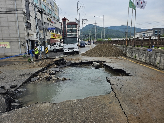 진접읍 연평리 135-7번지에 1996년도에 매설한 500㎜짜리 상수도관이 터진 현장 (사진=남양주시 제공)