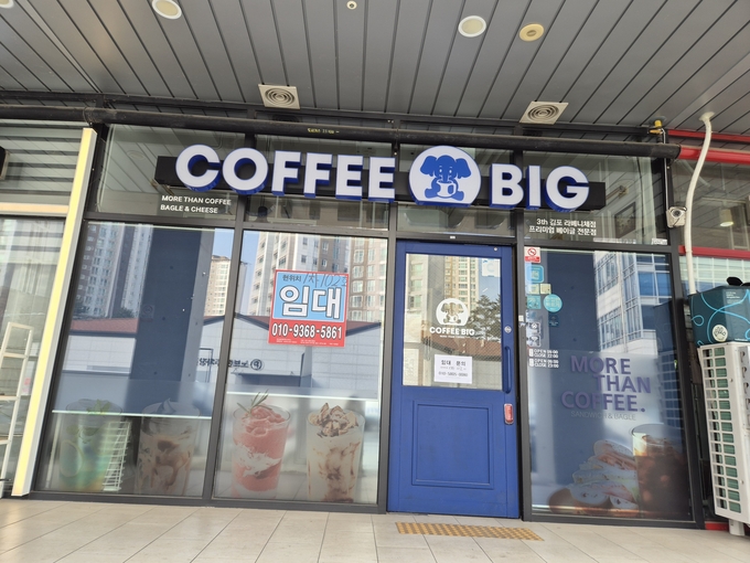 장기동 베네치아 상가에 임대를 놓는다는 글귀가 붙어 있다. (사진=천용남 기자)