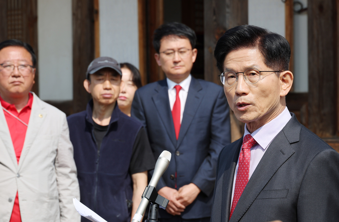 김문수 국민의힘 대선 후보가 25일 충북 옥천군 육영수 여사 생가를 방문한 뒤 취재진 앞에서 현안 관련 입장 발표를 하고 있다. (사진=연합뉴스)