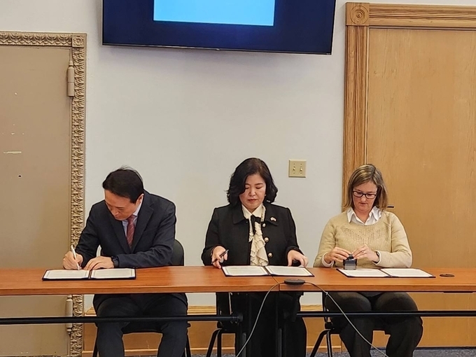 임태희 경기도교육감이 지난 2월 미국 워싱턴주 교육청과 업무협약을 맺고 있다. (사진=경기도교육청 제공)