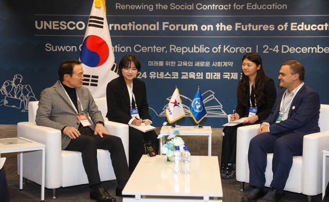 2024 유네스코 교육의 미래 국제포럼에서 임태희 교육감이 프랑스 마노스 안토니니스 글로벌 교육보고서(GEM) 국장을 만나 회담을 하고 있다. (사진=경기도교육청 제공)