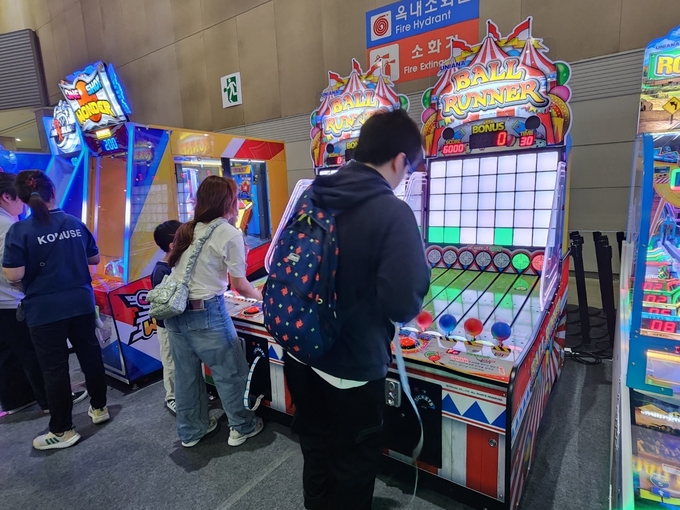 '볼 러너'를 플레이하고 있는 방문객. (사진=이효정 기자)
