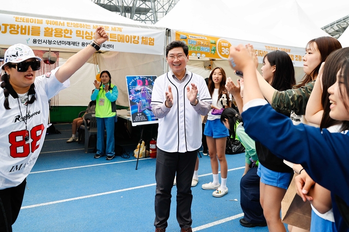 이상일 용인시장이 용인미르스타디움에서 열린 ‘2025년 경기도 청소년 진로·문화 축제’에 참석했다. (사진=용인시 제공)