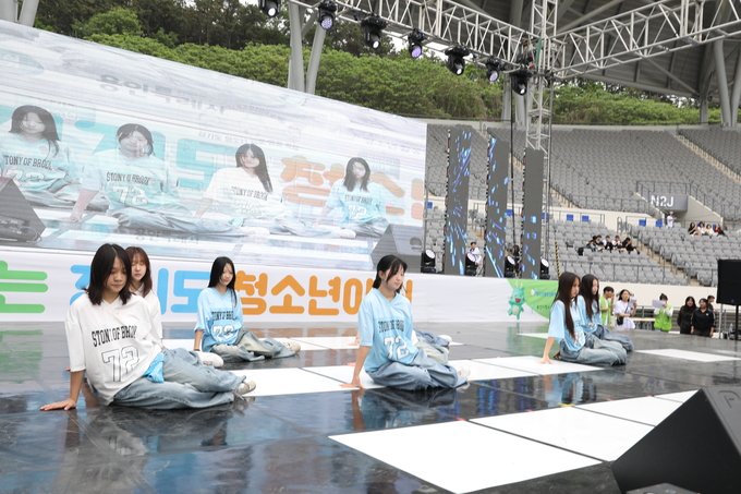 지난 23일 용인미르스타디움에서 열린 ‘2025년 경기도 청소년 진로·문화축제’에서 동아리 경연대회 참가 학생들이 댄스를 선보이고 있다. (사진=경기도 제공)
