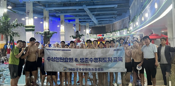 대림대 스포츠재활학부 학생과 교원들이 안양워터랜드에서 수상안전요원 자격연수과정을 마친 뒤 기념촬영을 하고 있다. (사진=대림대 제공)