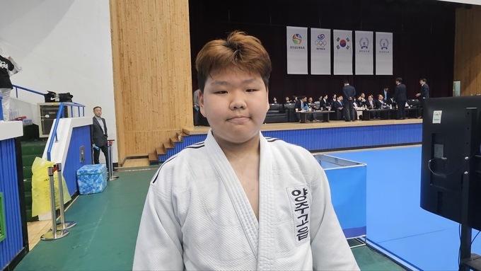 25일 경남 합천체육관에서 열린 '제54회 전국소년체육대회' 이틀째 유도 남자 12세 이하부 +63㎏급에서 우승을 차지한 최승우(양주고읍유도체육관)가 기념사진을 찍고 있다. (사진=유창현 기자)