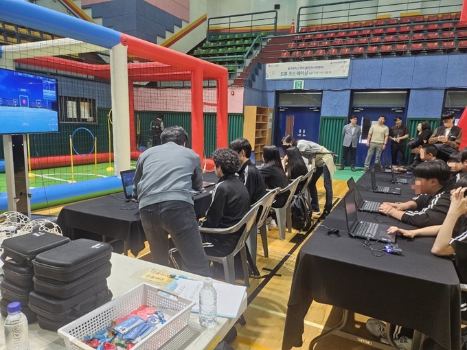  지난 20일부터 23일까지 수원시가 수원청소년문화센터에서 관내 중학생들에게 4차산업 시대 미래 기술 직업진로 체험 기회를 제공했다. (사진=수원시 제공)