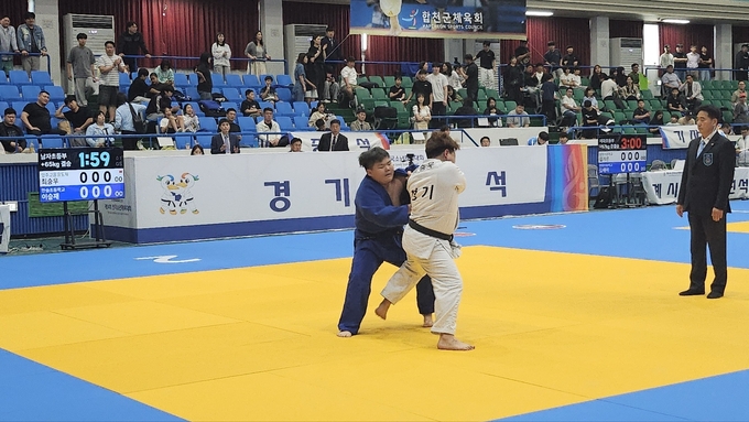 25일 경남 합천체육관에서 열린 '제54회 전국소년체육대회' 이틀째 유도 남자 12세 이하부 +63㎏급 결승전 최승우(양주고읍유도체육관)와 이승재(상원 한솥초)의 경기 모습. (사진=유창현 기자)