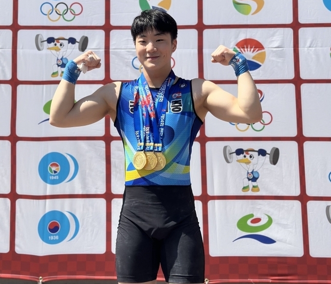 25일 경남 고성역도경기장에서 열린 '제54회 전국소년체육대회' 역도 남자 15세 이하부 61㎏급서 인상 88㎏, 용상 103㎏, 합계 191㎏의 기록으로 3관왕을 달성한 김예준(경기체중)이 기념촬영을 하고 있다. (사진=경기체중 제공)