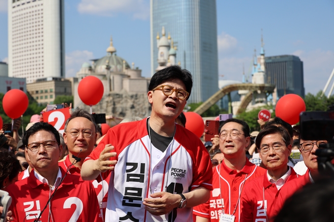 한동훈 전 국민의힘 대표가 25일 서울 송파구 일대에서 김문수 대선 후보 지원유세에 나서고 있다. 한 전 대표는 이날 처음으로 ‘김문수’ 이름이 적힌 선거운동복을 입었다. (사진=한 전 대표 측 제공)