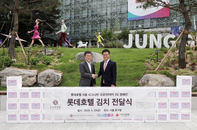 두경태 롯데호텔 서울 총지배인(오른쪽)과 김길성 중구청장이 배추김치 기부 전달식에서 기념 촬영을 하고 있다. (사진=롯데호텔 제공)
