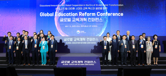 제주국제컨벤션센터에서 개최된 글로벌 교육개혁 학술대회(컨퍼런스)에 임태희 경기도교육감, 미국 벨뷰시교육감 등이 참석했다. (사진=연합뉴스)