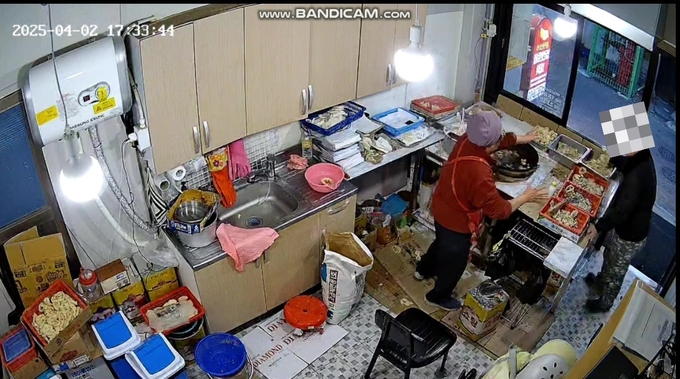  지난 4월 2일 평택시의 한 재래시장 분식집에서 술에 취한 50대가 업주에게 욕설과 폭력을 행사했다. (사진=평택경찰서 제공)