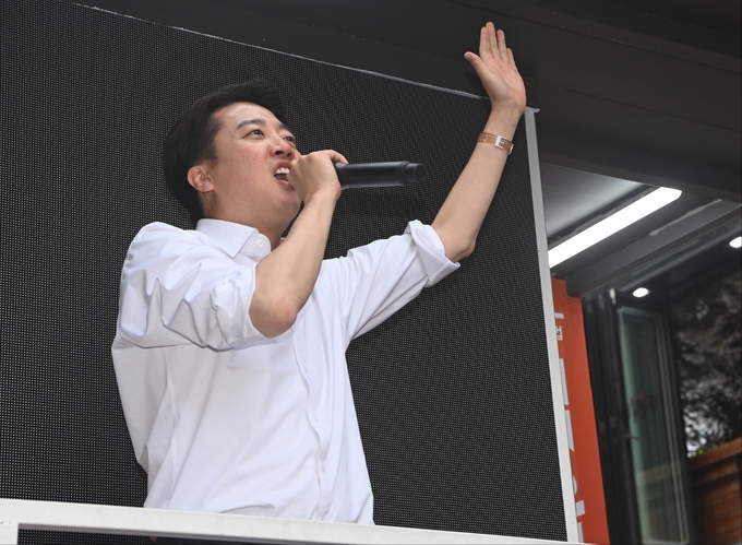 이준석 개혁신당 대선 후보가 지난 24일 오후 성남시 서현역 일대 광장에서 열린 유세현장에서 시민들에게 지지를 호소하고 있다. (사진=옥지훈 기자)