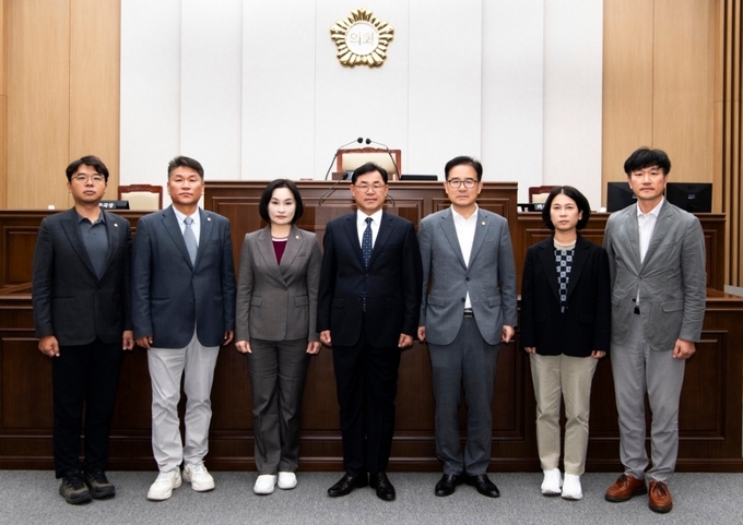 민주당의 추경예산안 부결 사태와 관련 백서를 발간한 김포시의회 국민의힘 소속 의원들이 함께 하고 있다. (사진= 국민의 힘 제공) 