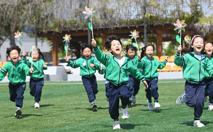 지난달 30일 수원시 장안구 수원종합운동장에서 아이들이 바람개비를 돌리며 즐거운 시간을 보내고 있다. (사진=옥지훈 기자)