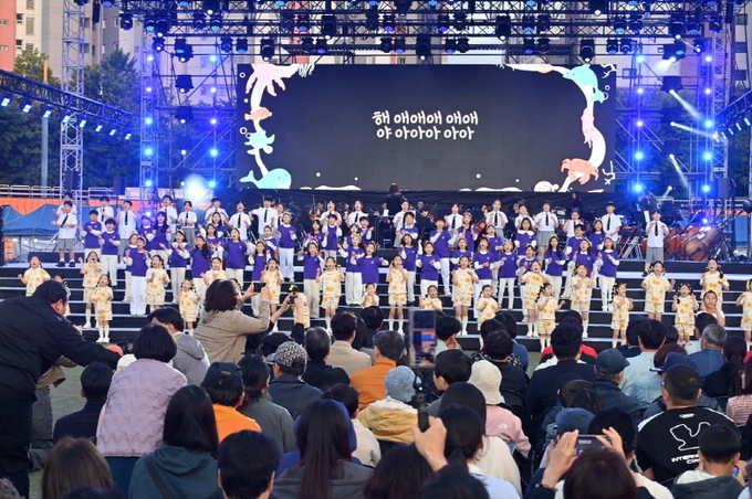 시민참여형 뮤직페스티벌 ‘뮤직 人 The 하남’ 본행사에서 연합 어린이합창단과 청소년 공연팀이 무대에 올랐다. (사진=하남시 제공)