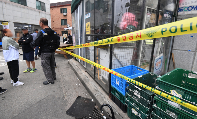  지난 19일 시흥시 정왕동의 한 편의점에서 중국 국적 남성이 점주 60대 여성에게 흉기를 휘두르는 사건이 발생했다. (사진=옥지훈 기자)