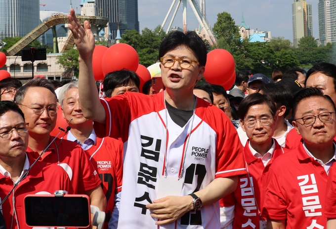 한동훈 전 국민의힘 대표가 지난 25일 서울 송파구 일대에서 김문수 대선 후보 지원유세에 나서고 있다. (사진=한 전 대표 측 제공)