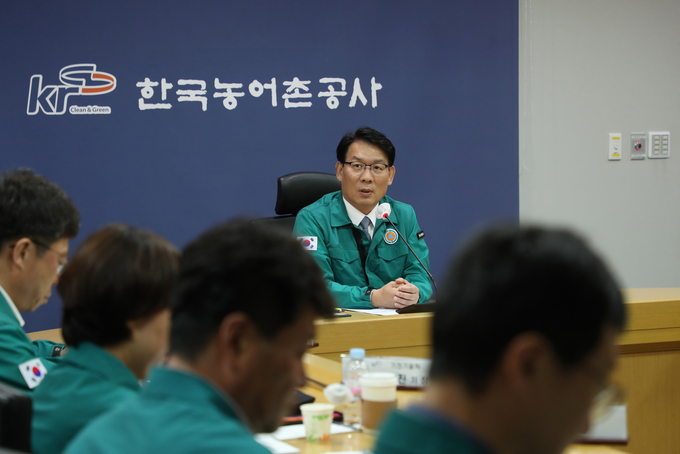 김인중 한국농어촌공사 사장이 '여름철 농경지 침수 방지 및 대책' 회의를 진행하고 있다. (사진=한국농어촌공사 제공)