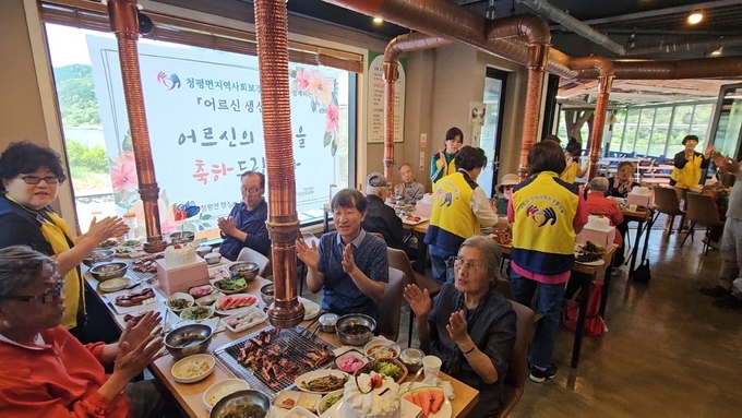 가평군 청평면 지역사회보장협의체(지사협)는 최근 가족없이 홀로 생신을 맞은 어르신들을 위해 '오! 해피데이, 함께여서 행복한 생산잔치'을 열었다. (사진=가평군 청평면 행정복지센터 제공)