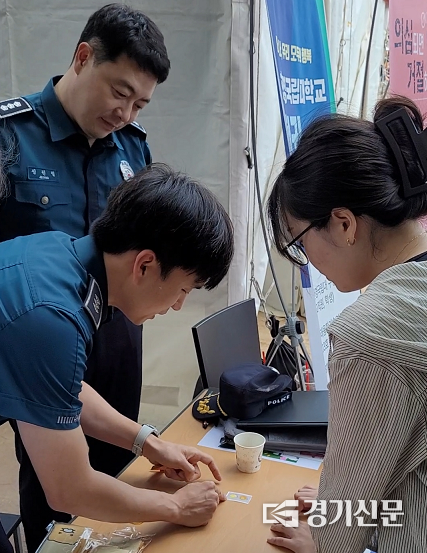 안성경찰서가 학생들에게 휴대용 약물 탐지키트를 시연하고 있다. (사진=안성경찰서 제공)