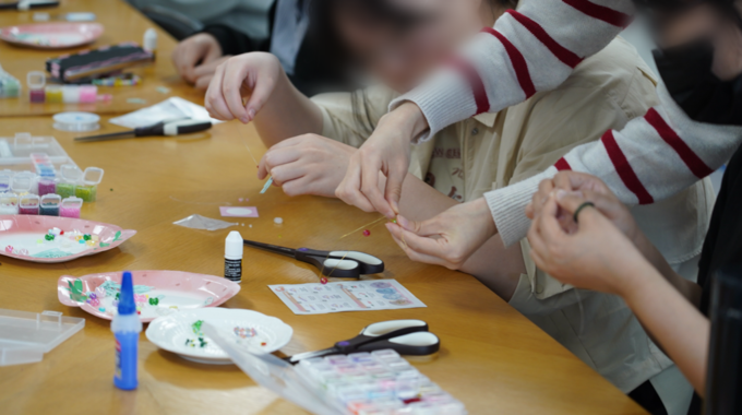 지난 20일 열린 ‘공예동아리’ 모임에서 모임장 A씨가 회원들에게 비즈공예를 설명하고 있다. ( 사진 = 인천시 제공 )