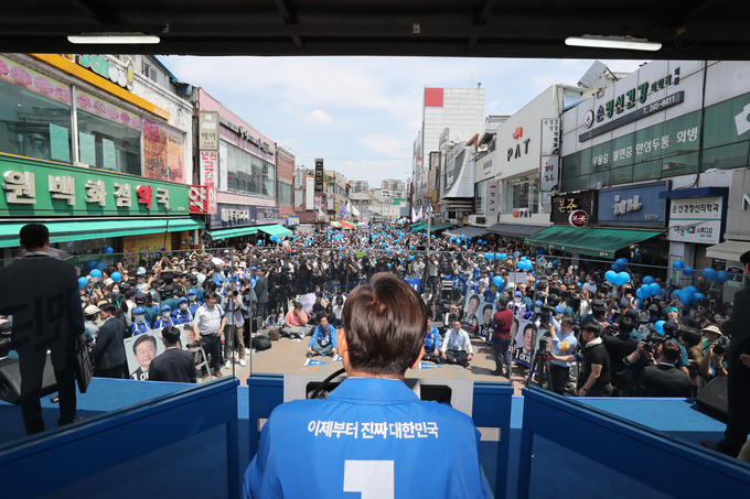 이재명(뒷모습) 더불어민주당 대선 후보가 26일 오후 수원 팔달문 영동시장에서 집중유세를 하고 있는 가운데 지지자들이 파란 풍선을 흔들며 이 후보의 연설을 경청하고 있다. (사진=옥지훈 기자)