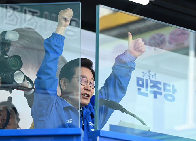 이재명 더불어민주당 대선 후보가 26일 수원 팔달문 영동시장에서 집중유세 연설을 위해 연단에 올라 양팔 높게 엄지 척 포즈를 취하고 있다. (사진=옥지훈 기자)