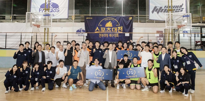 본부대항 배구대전에서 1‧2‧3위를 차지한 팀이 시상식을 마친 후 이한우 대표(가운데)를 비롯한 경영진, 현대건설 배구단과 함께 기념사진을 찍고 있다. (사진=현대건설 제공)