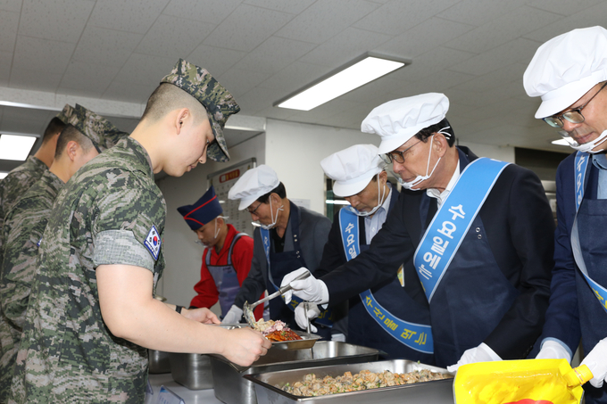 노동진 수협중앙회장(오른쪽 두번째)이 해병대 사령부에서 장병 맞춤형 수산물 요리를 직접 배식하고 있다. (사진=수협중앙회 제공)
