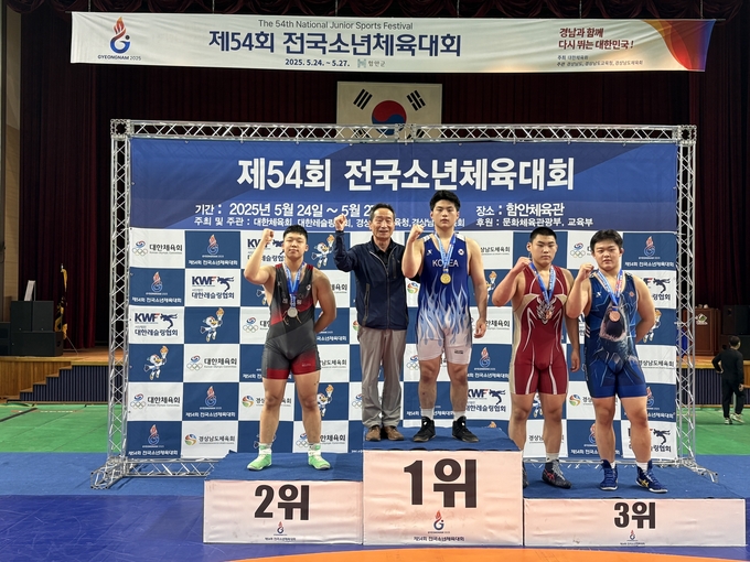 26일 경남 함안체육관에서 열린 '제54회 전국소년체육대회' 3일째 레슬링 남자 15세 이하부 자유형 92급에서 우승을 차지한 박성빈(가운데·성남 문원중)이 기념사진을 찍고 있다. (사진=경기도레슬링협회 제공)