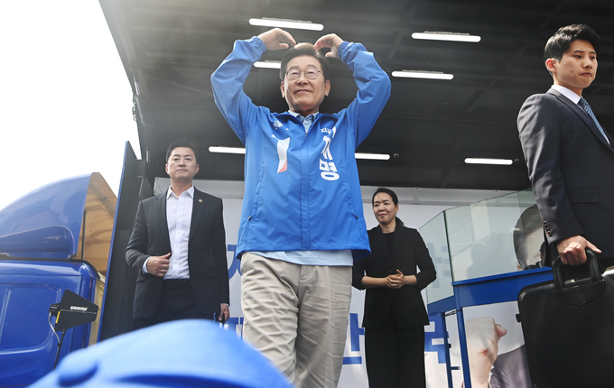 이재명 더불어민주당 대선 후보가 26일 수원시 팔달구 영동시장 앞에서 열린 집중유세에서 하트를 그리며 지지를 호소하고 있다. (사진=옥지훈 기자)