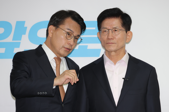 김문수 국민의힘 대선 후보가 경선 때인 지난달 30일 서울 여의도 대하빌딩 캠프 사무실에서 정책 발표 기자회견 중 윤상현 의원과 대화하고 있다. (사진=연합뉴스)