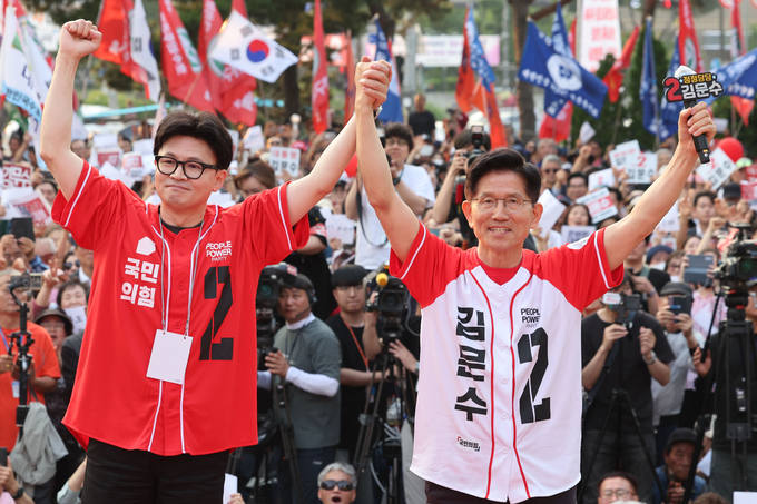 김문수 국민의힘 대선 후보가 26일 서울 도봉구 방학사거리에서 한동훈 전 대표와 집중유세를 하고 있다. (사진=연합뉴스)