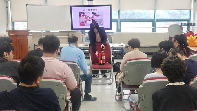 성남시가 21일 성남산업단지관리공단에서 입주업체 직원을 대상으로 화재 발생 시 초기 대응 요령을 교육하고 있다. (사진=성남시 제공)
