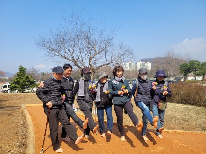 공원에 조성한 황톳길. (사진=광주시 제공)