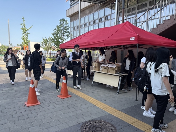 고촌고등학교 학생들이 함께 먹는 아침이 맛있다 ‘한 끼로 여는 하루' 프로그램에 등교하던 학생들이 동참하고 있다.(사진=김포교육지원청 제공) 