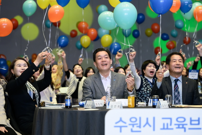지난 3월 청개구리 스펙 학부모 지원단 위촉식에서 이재준 수원시장과 학부모들이 청소년의 성장을 응원하는 풍선을 들고 있다. (사진=수원시 제공)