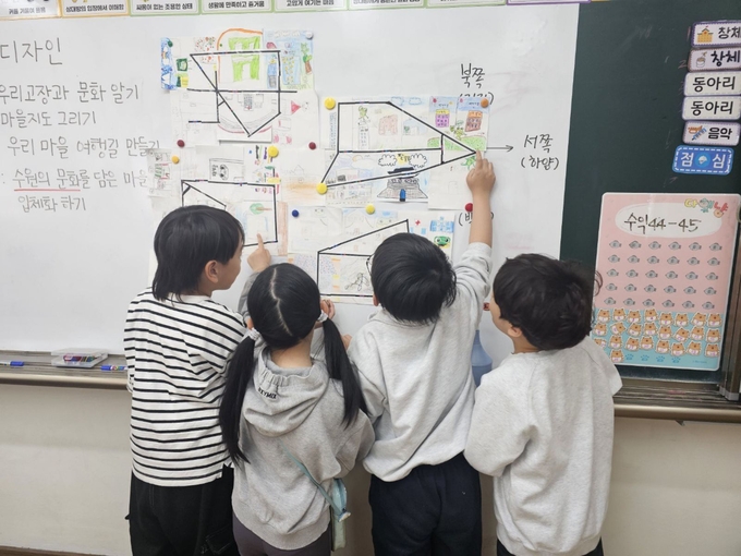 수원시 청개구리 스펙 사업 중 수원형 특화 교실이 진행되는 학교 교실에서 학생들이 문화예술 프로그램에 참여하고 있다. (사진=수원시 제공)