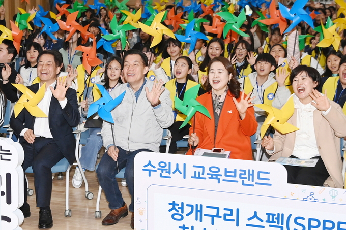 지난 3월 청개구리 스펙 청소년 지원단 위촉식에서 이재준 수원시장과 청소년들이 기념촬영을 하고 있다. (사진=수원시 제공)