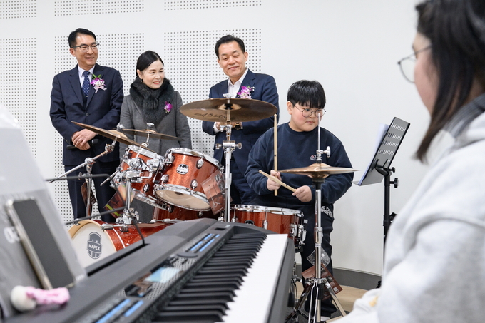 이재준 수원시장이 효동초등학교 청개구리 연못에서 악기를 연주하고 있는 청소년들을 바라보고 있다. (사진=수원시 제공)