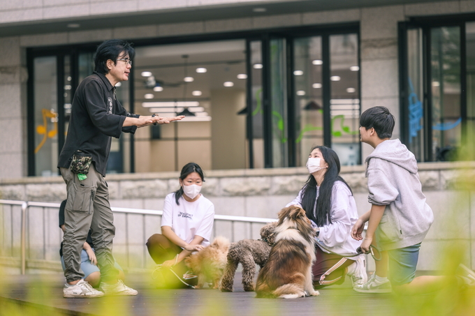 수원 청소년들이 청개구리 진로의 날에 애견 훈련사 체험을 하고 있다. (사진=수원시 제공)