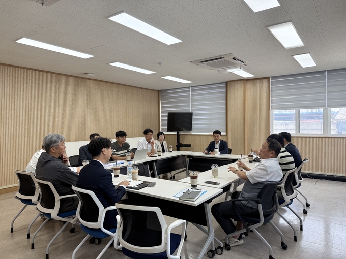 파주교육청은 26일 교비회계 운영의 투명성과 건전성 확보, 사무직원 인사관리 지침 개정 사항 안내, 현장 실무 애로사항 공유하기 위해 사립학교 행정실정을 대상으로 소통간담회를 개최했다. (사진=파주교육청 제공)<br>
